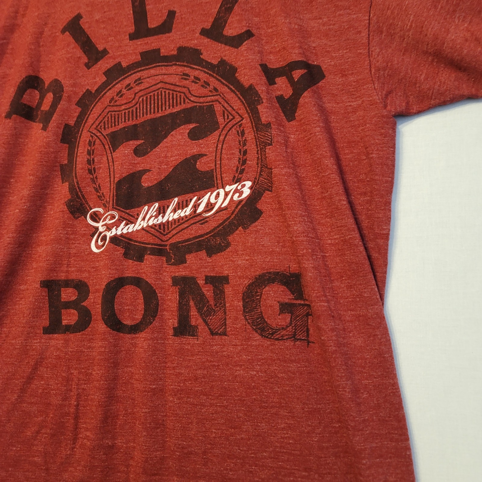 Billabong T-shirt M Wave Badge Logo Est 1973 Poly/Cotton/Rayon Brick Red V Good