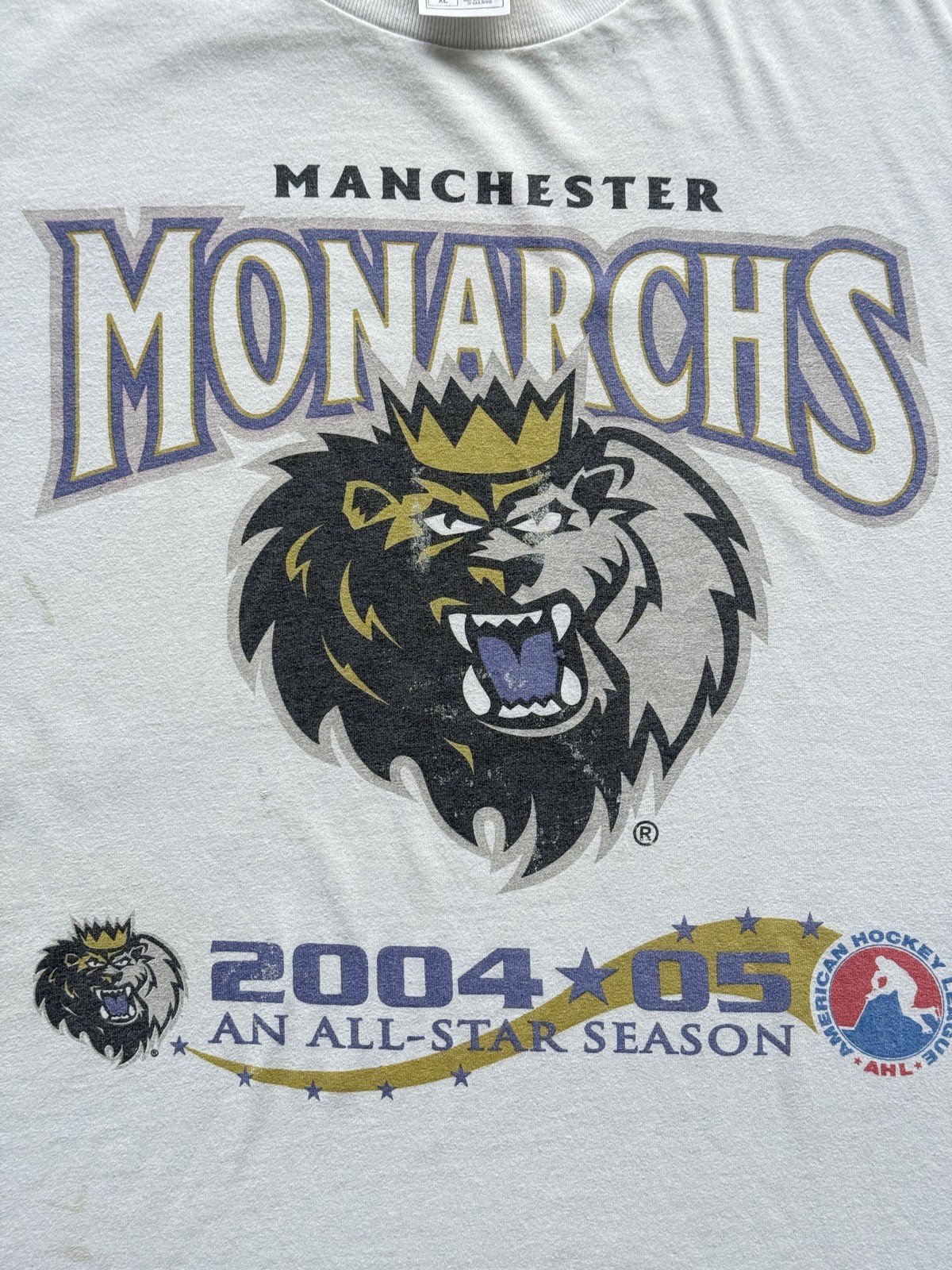 Thrashed White Manchester Monarchs 00’s Vintage Hockey Graphic T-Shirt – XL