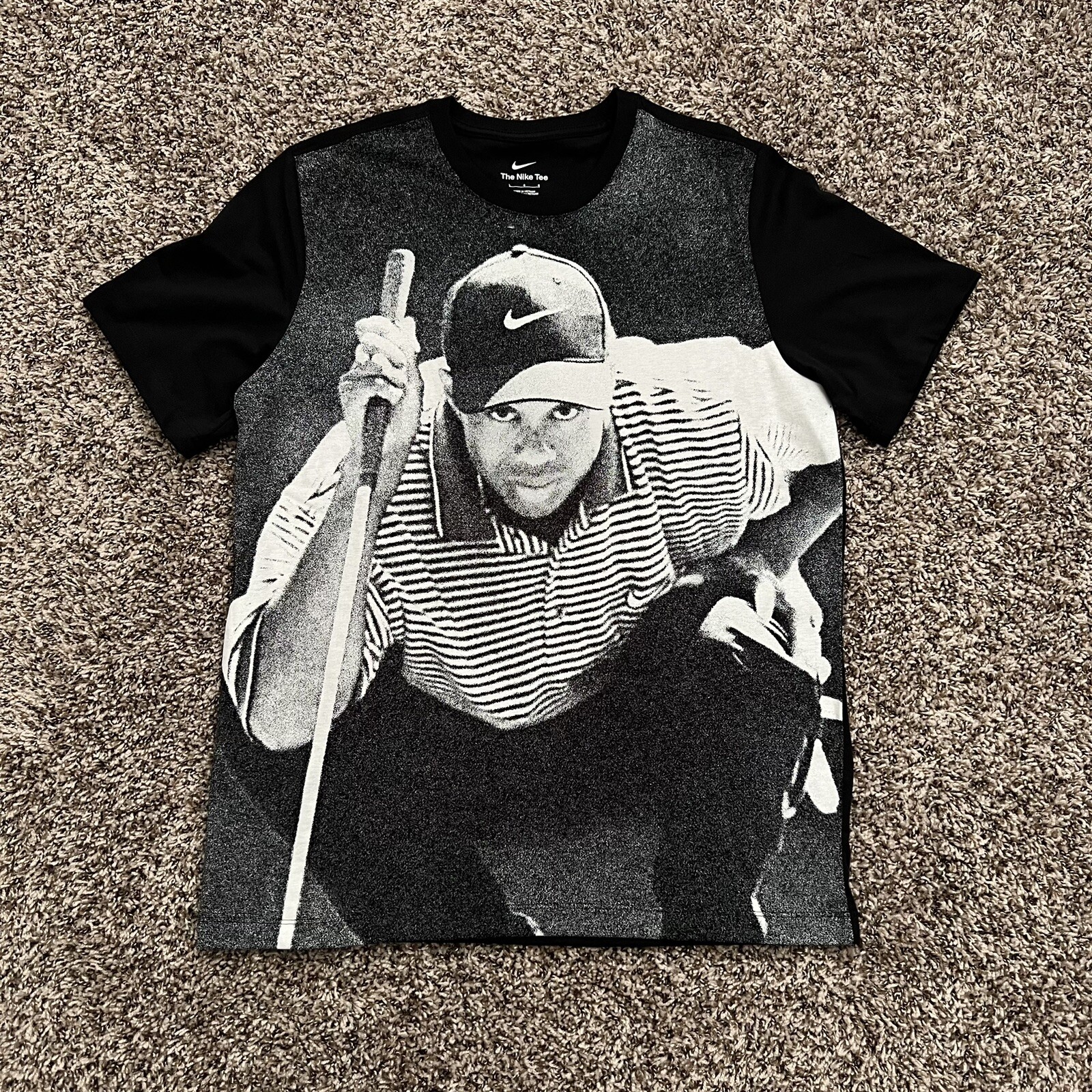 Nike Golf Tiger Woods Poster T-Shirt Black DQ8129-010 Men Size Large L