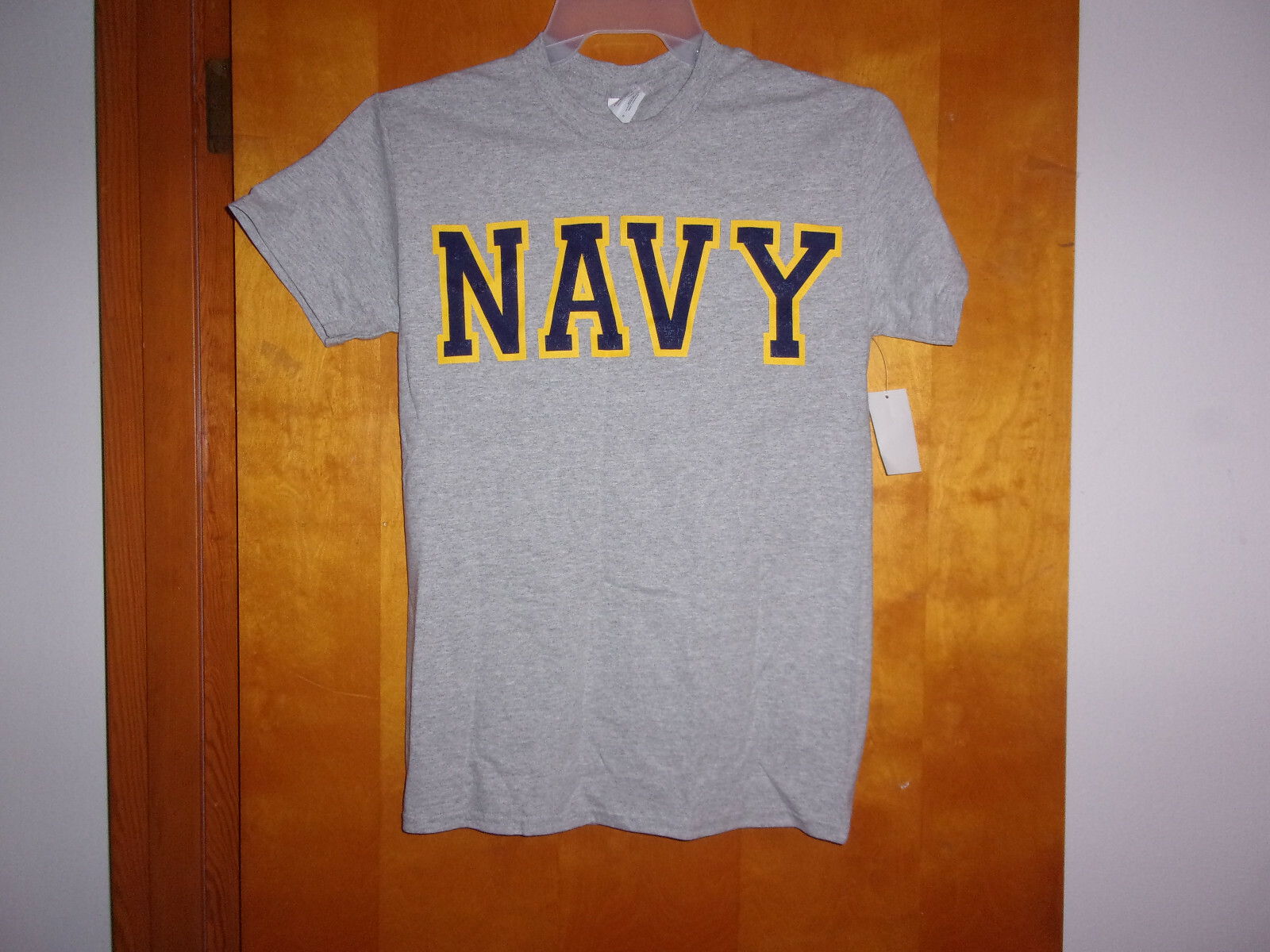BRAND NEW GILDAN HEAVY COTTON MEN’S ” NAVY ” PRINT GRAY T ‘ SHIRT.