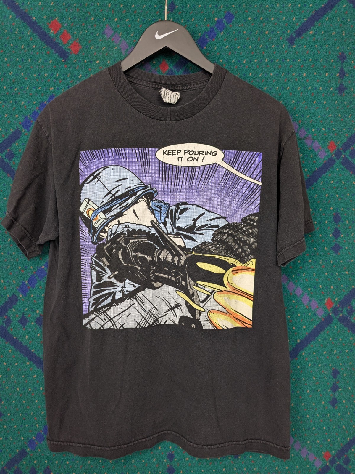 Vintage 2000s Rogue Status The Man Keep Pouring It On T-Shirt Grunge Faded Y2K