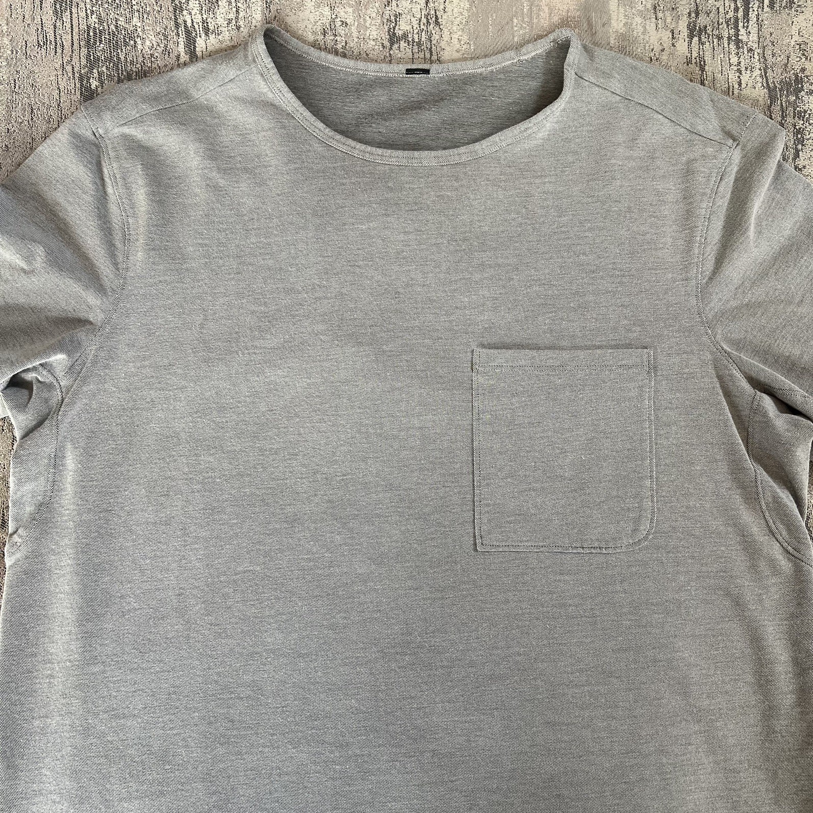 Lululemon Men’s Chest Pocket Relaxed Fit Tee Oxford – Grey – Medium