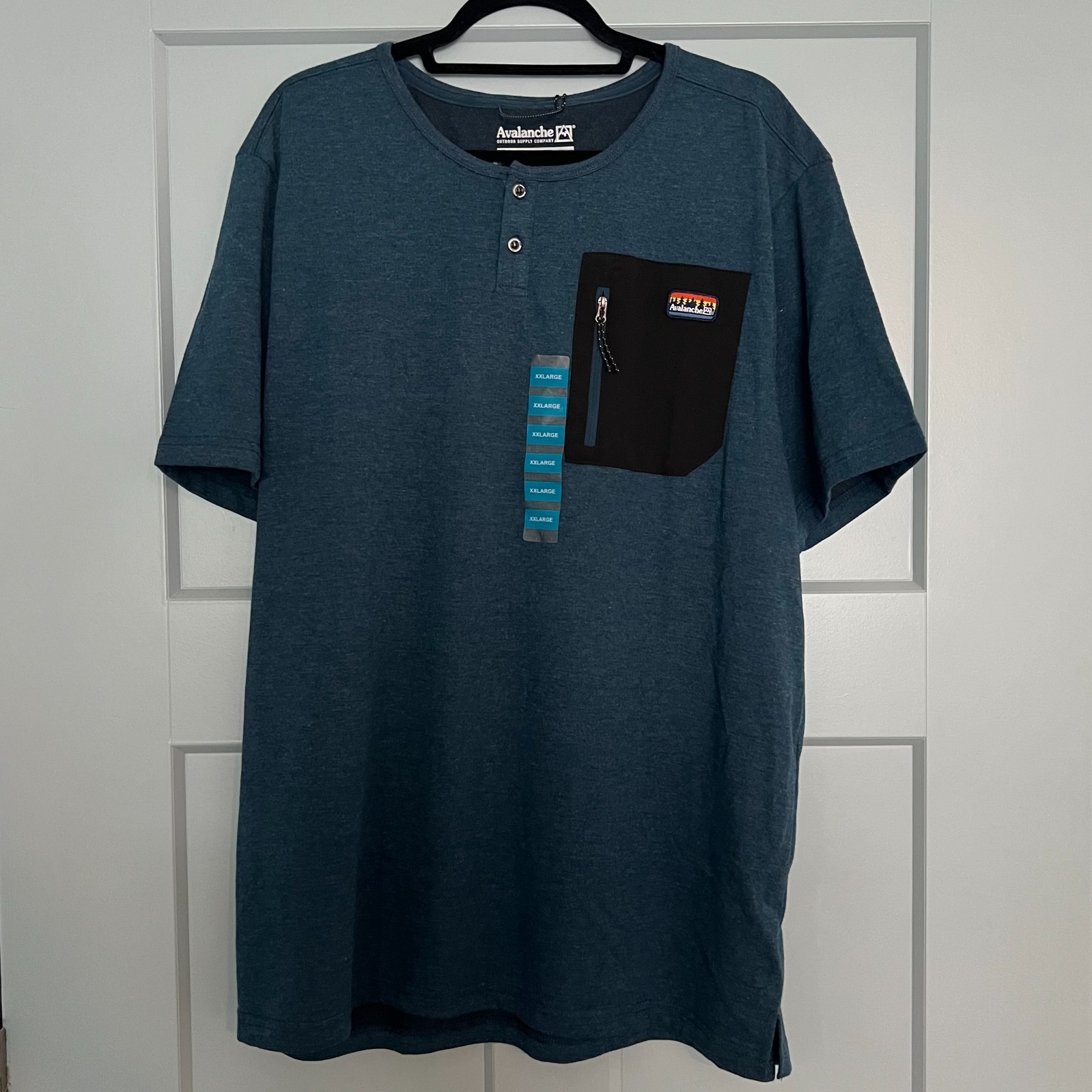 Men’s XXL Avalanche Henley Tee Blue Short Sleeve Zipper Pocket Outdoor Shirt