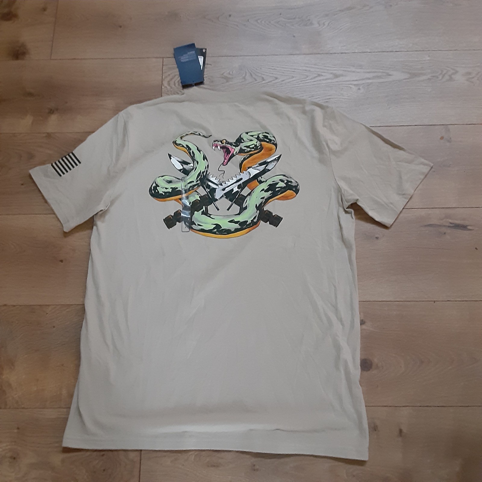 Under Armour UA Shirt Mens Medium Beige Freedom Snake T Graphic Tee USA Flag New