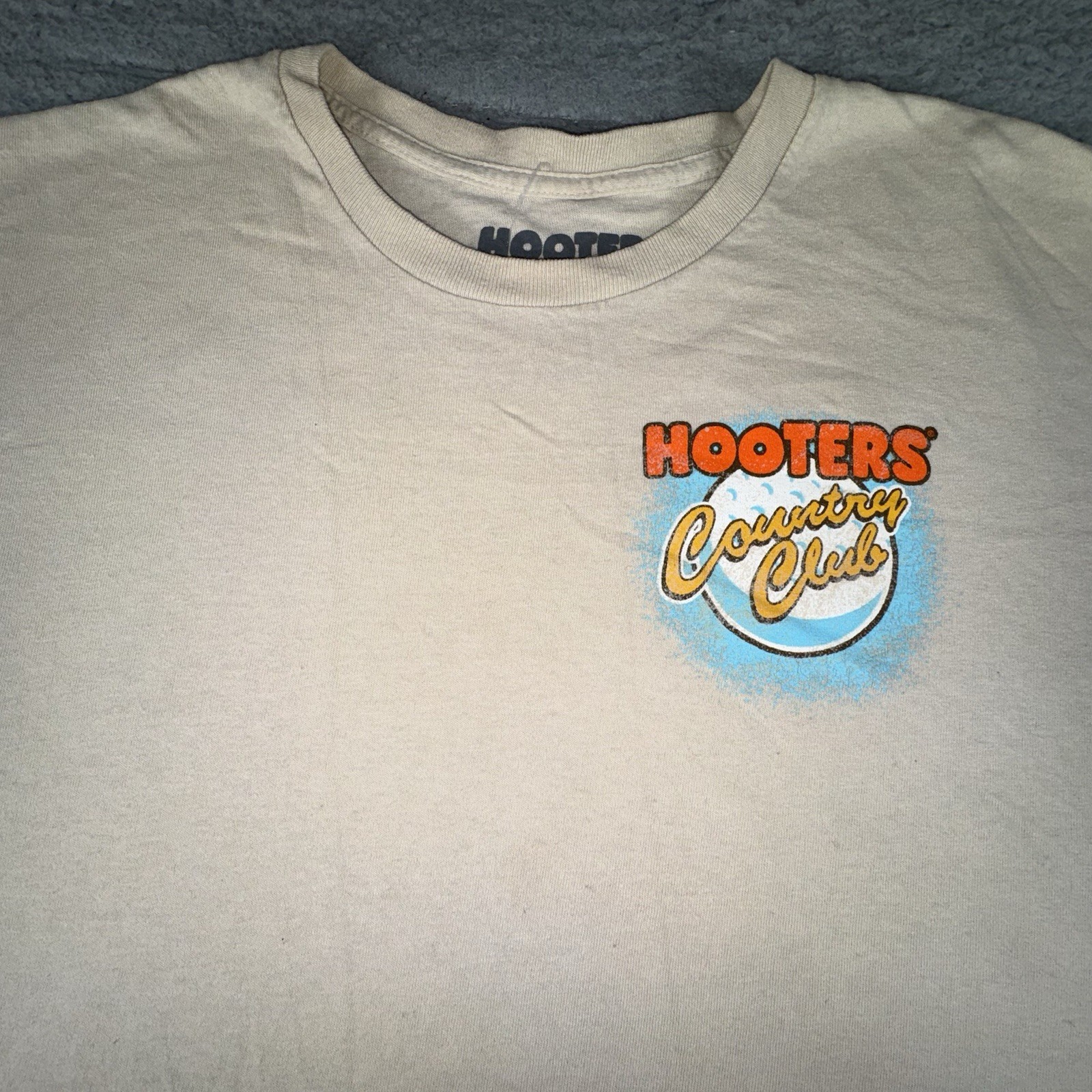 Hooters Country Club Graphic T-Shirt Mens 2XL Beige Golf Cotton Tee