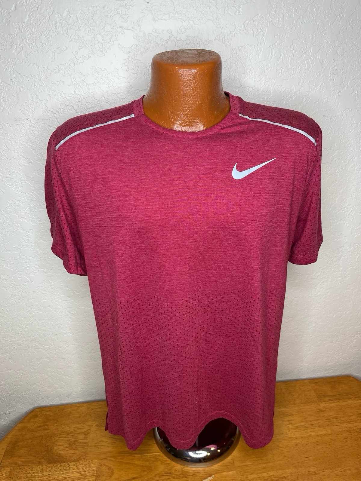 Men’s Nike Running Dri Fit Standard Fit S/S Athletic T-Shirt Medium M – Maroon