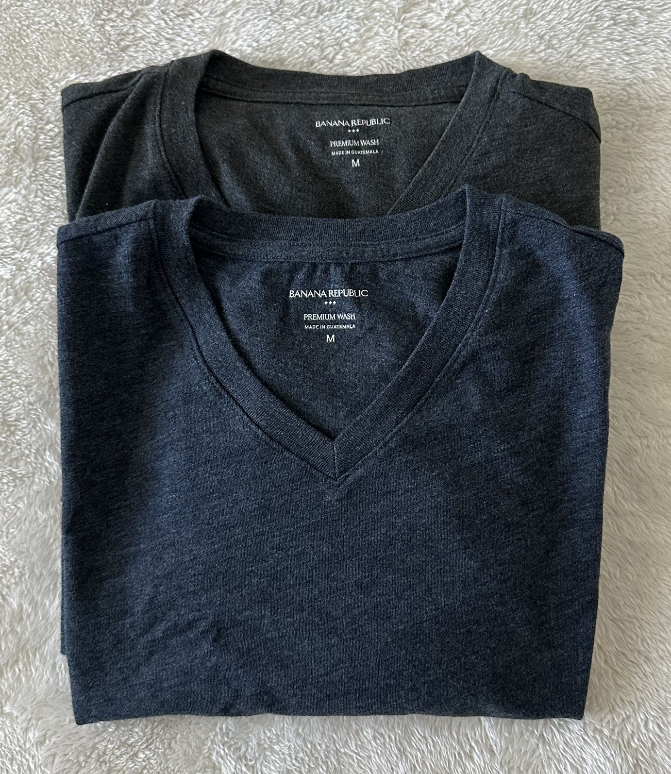 Banana Republic Premium Men’s Sz M Navy & Gray V-neck S/S T-shirts 2 pk (EUC)