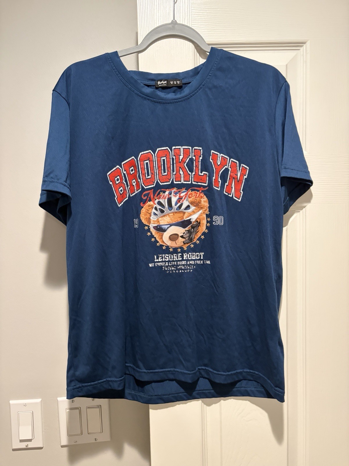 ROMWE Men’s Brooklyn Bear Graphic Logo T-Shirt Blue Crew Neck Short Sleeve M