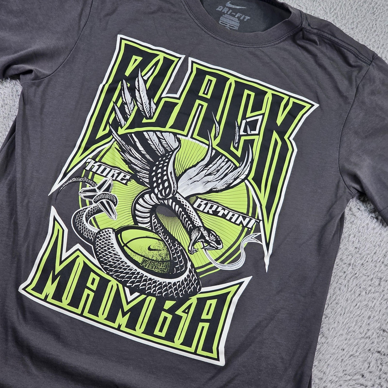 Nike Dri-FIT Kobe Bryant Black Mamba Shirt Mens Small Volt Graphic 451049-060