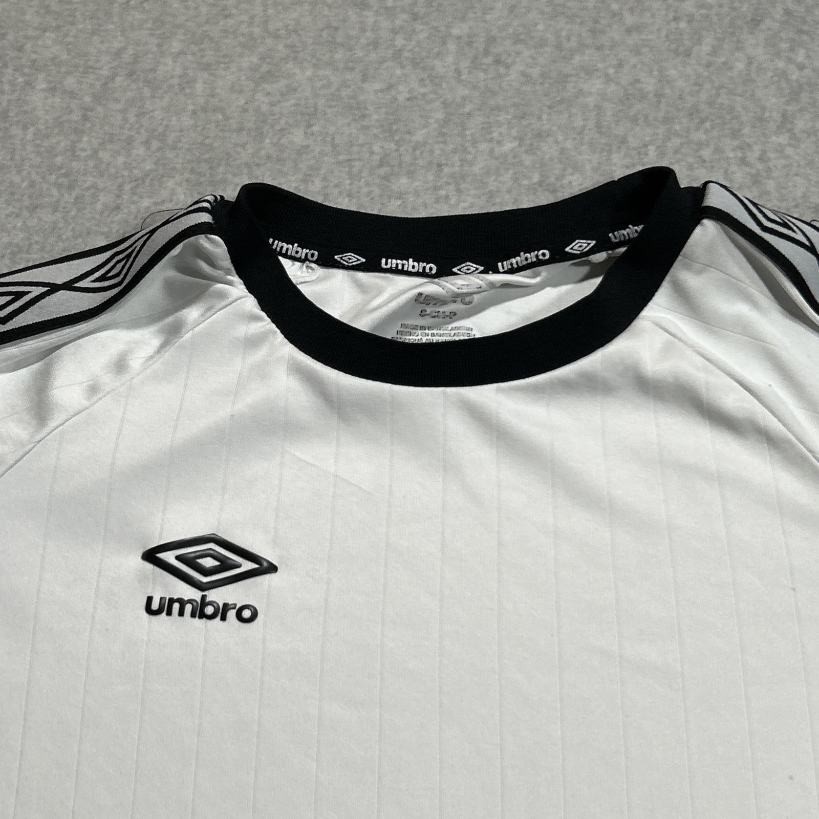Umbro Soccer Jersey Style Shirt – Mens Size Small S – White