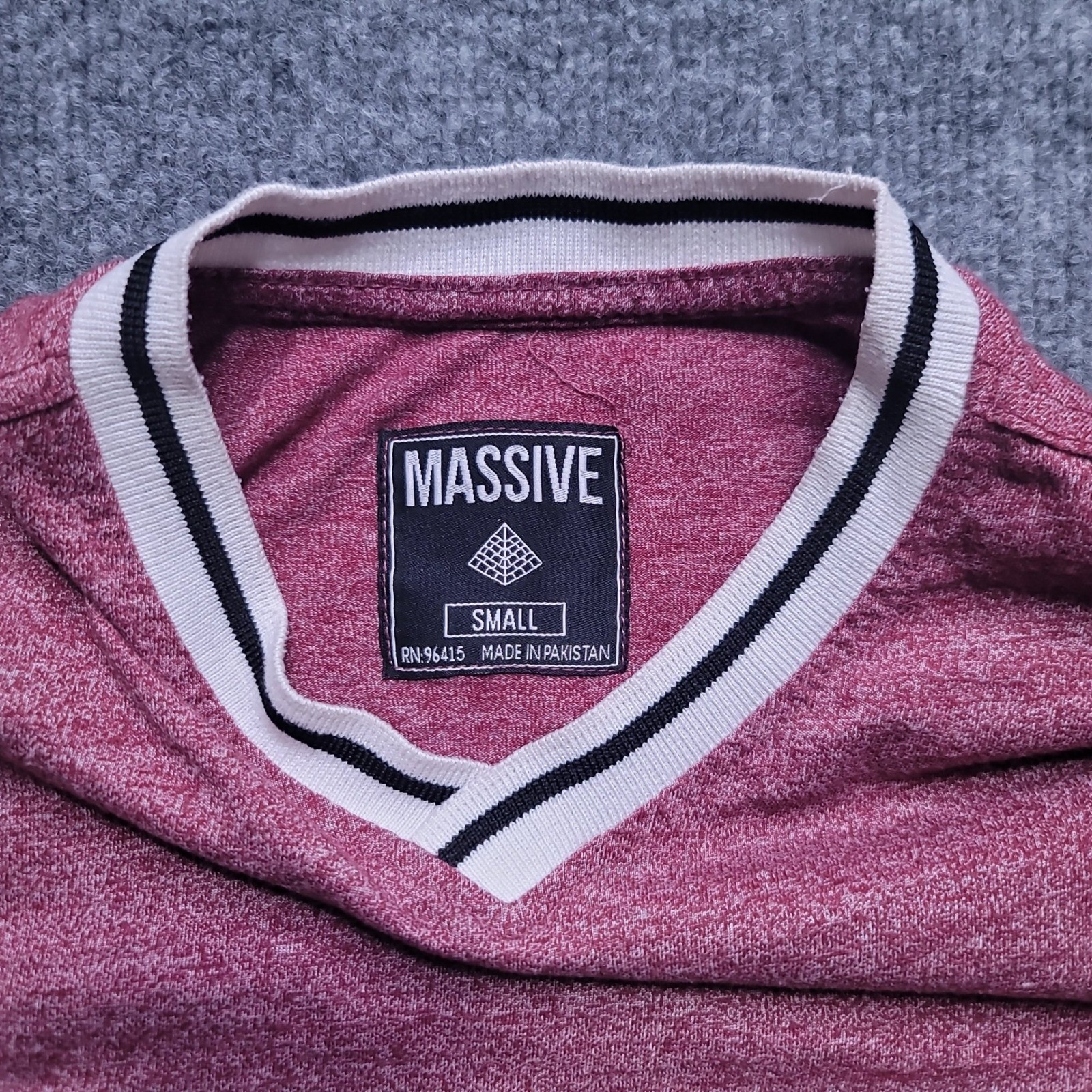 Massive T-Shirt Small Maroon Heathered V-Neck Contrast Trim Short Sleeve Tee