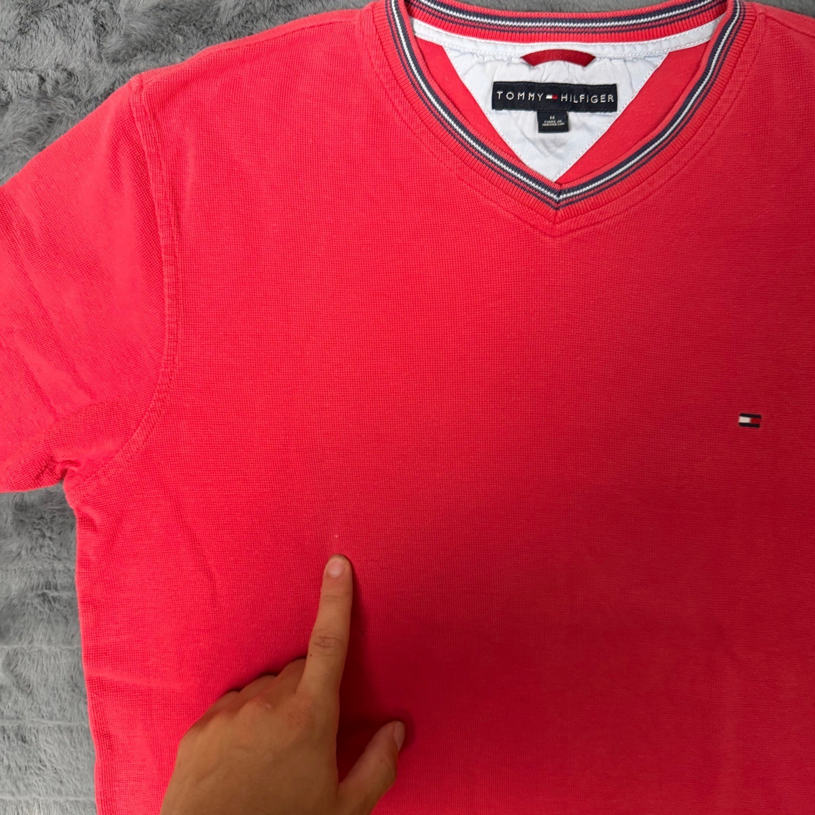 Tommy Hilfiger V-Neck T-Shirt Mens Medium Red Striped Trim Cotton Logo