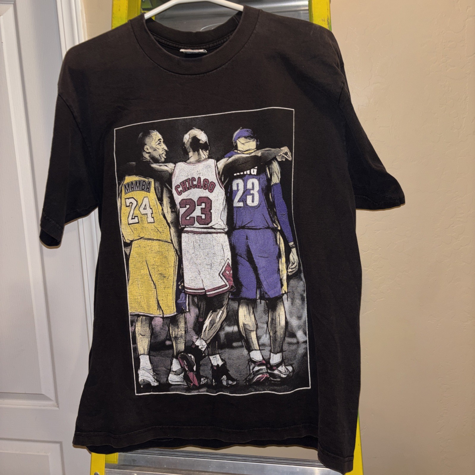 Vintage Kobe Bryant-Michael Jordan-LeBrom James Men’s T-Shirt Size XL.