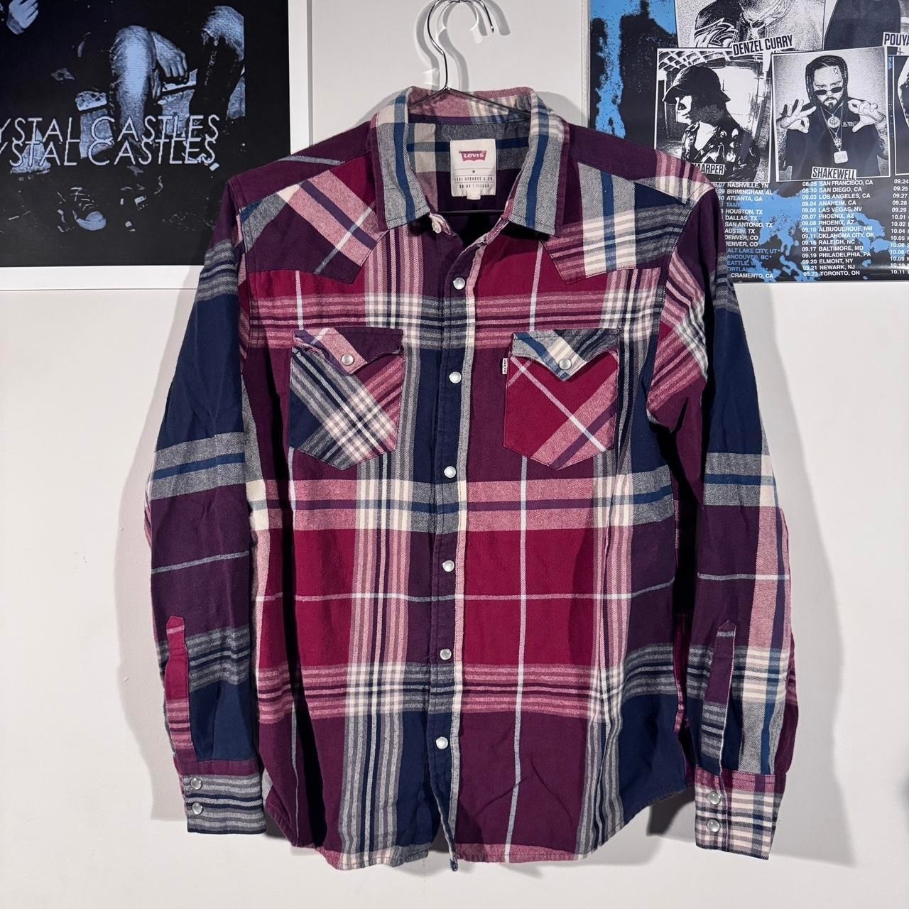 Levi’s burgundy plaid button-up pearl snap shirt Size M