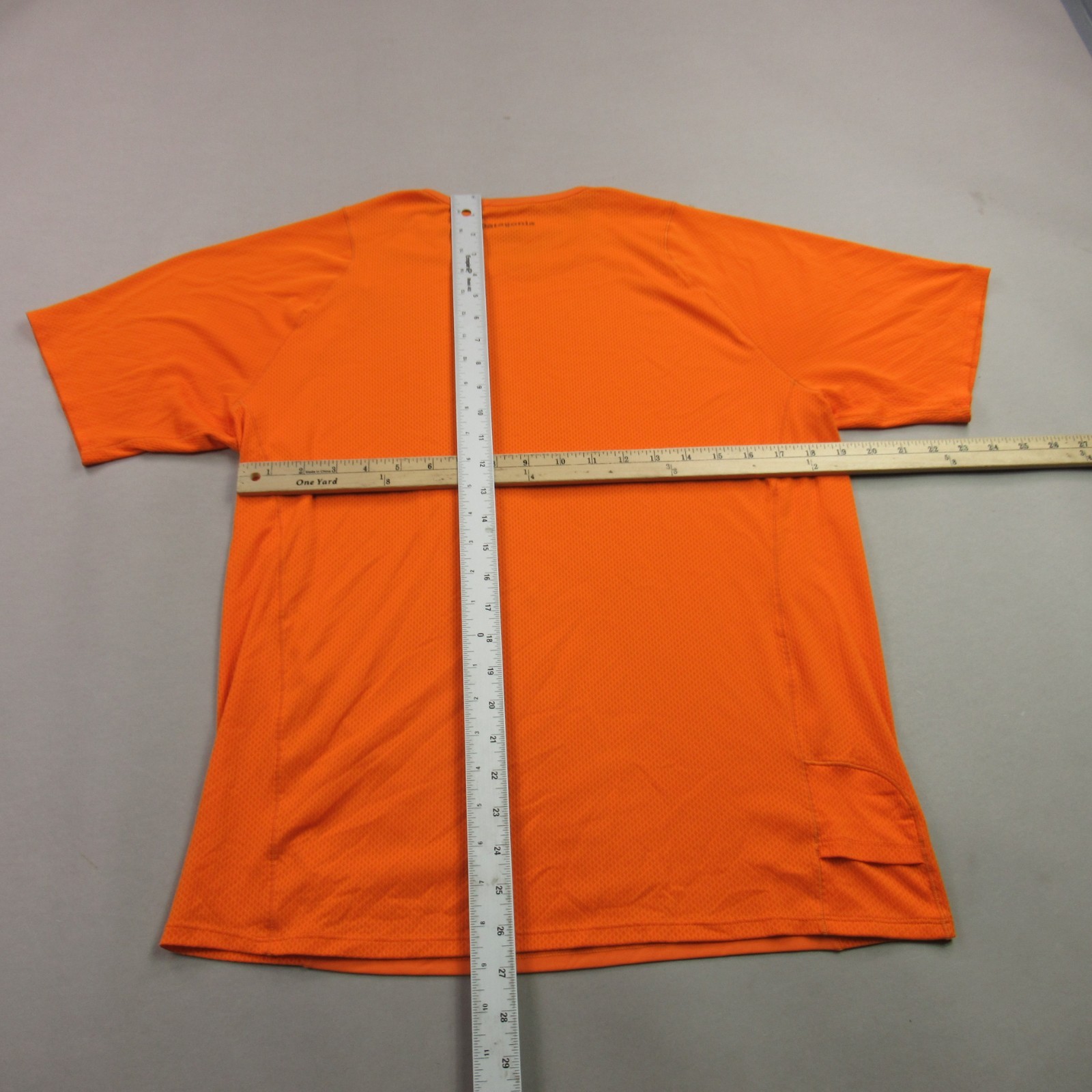 Patagonia Shirt Mens Medium Orange Short Sleeve Crew Neck Lightweight Stretch