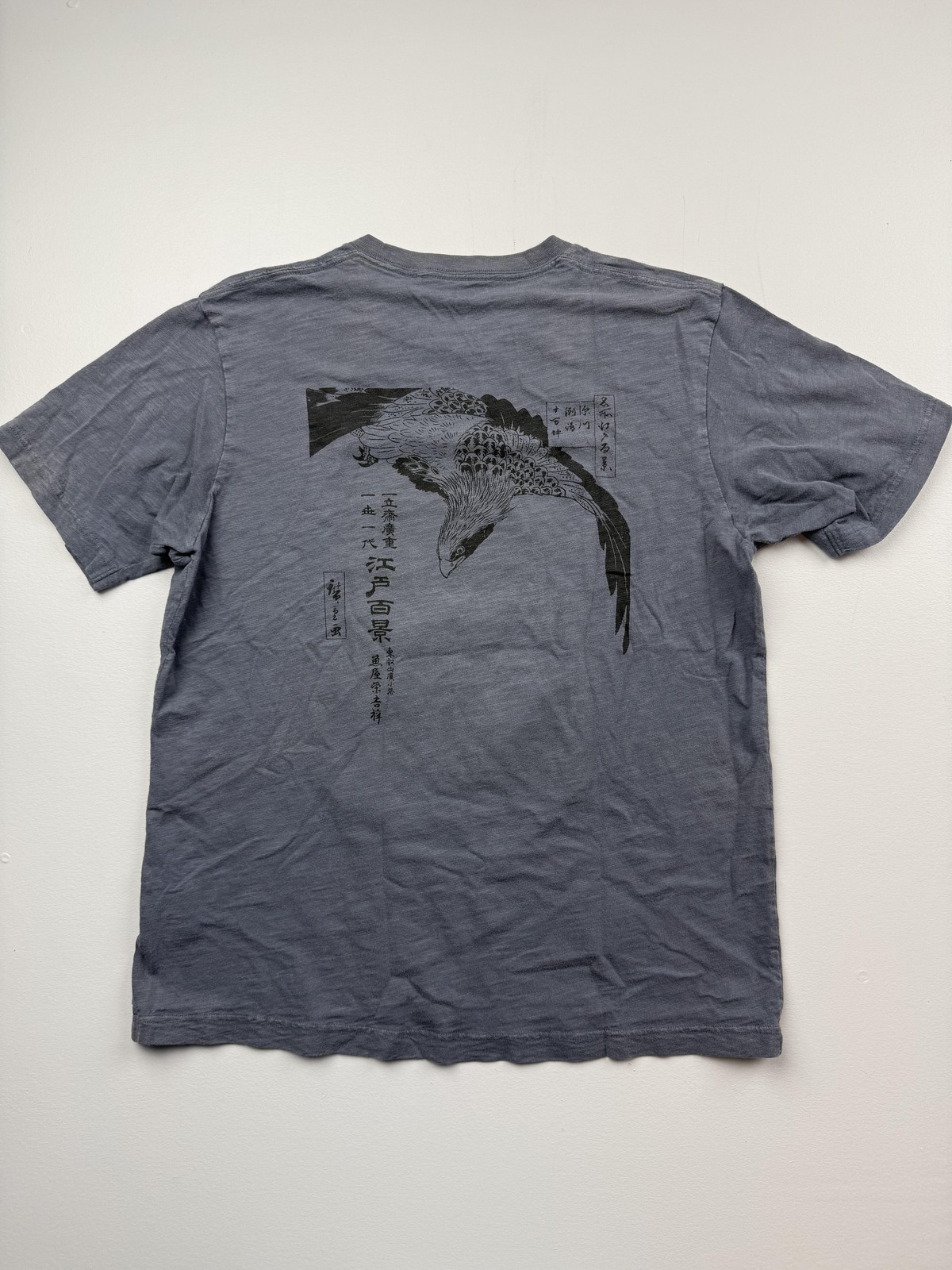 Uniqlo UT Shirt Mens Large Gray Japanese Art Hawk Mt Fuji Graphic Tee Two Sided