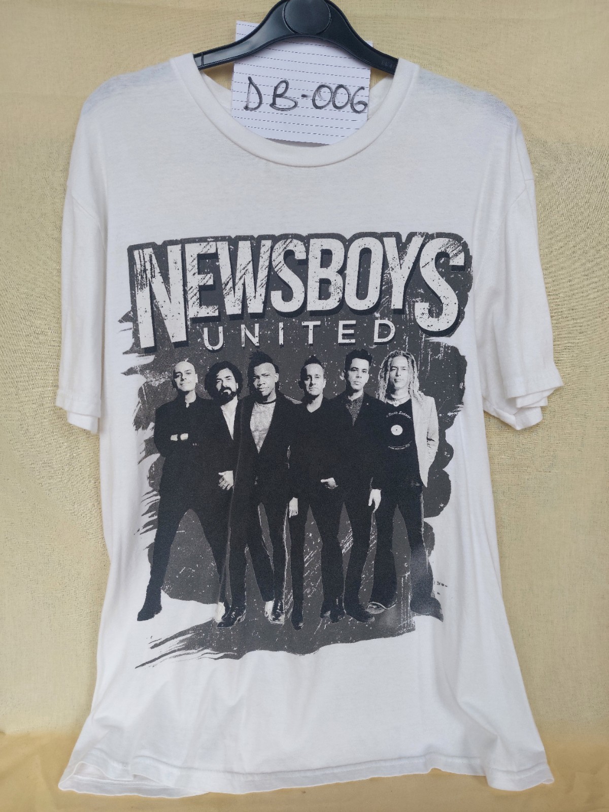 District White Round Neck T-shirt Size M – DB006