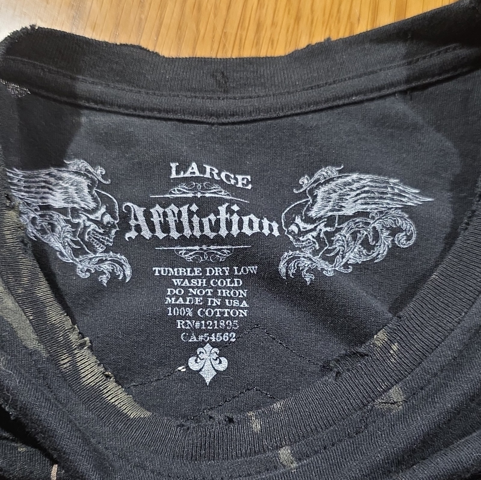Affliction Book Of The Dead Men’s Large Black Studded Cross Skull Tee