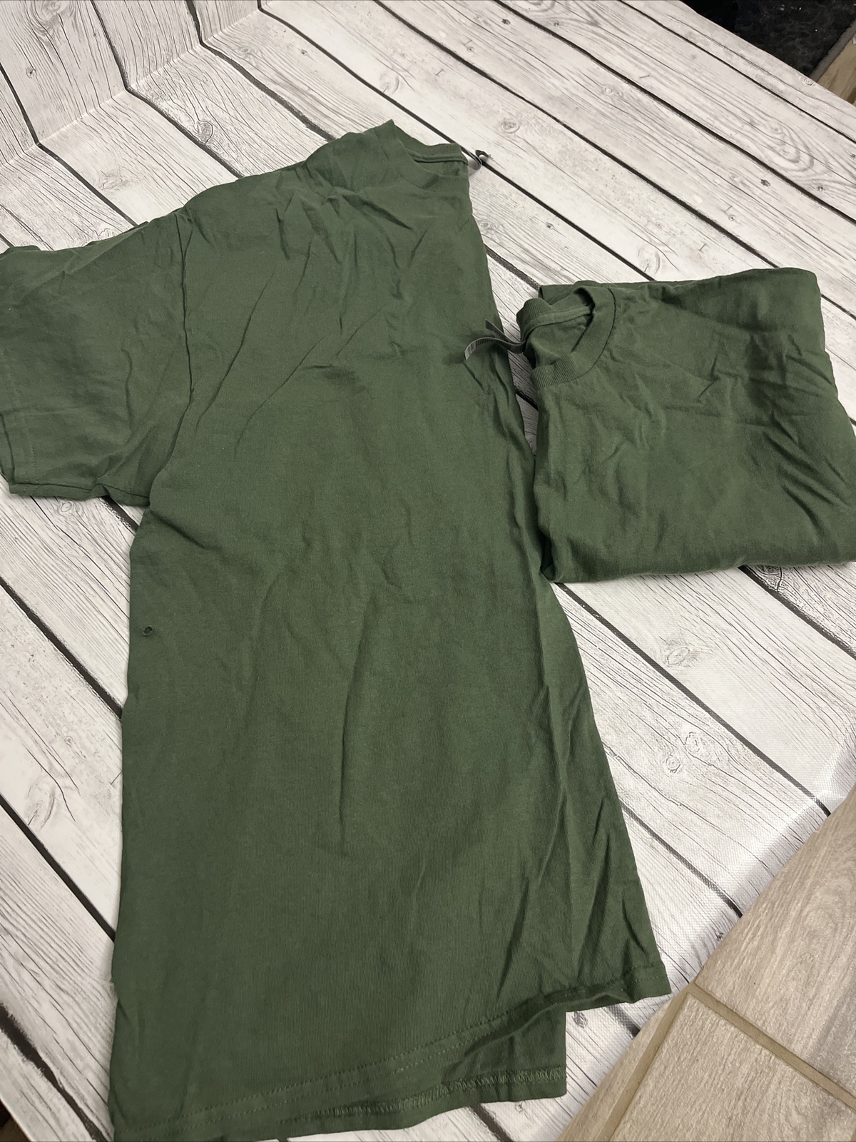 Gildan Classic Men’s T-Shirt, 2 Pack Size XL Has Small Hole (see Photo)