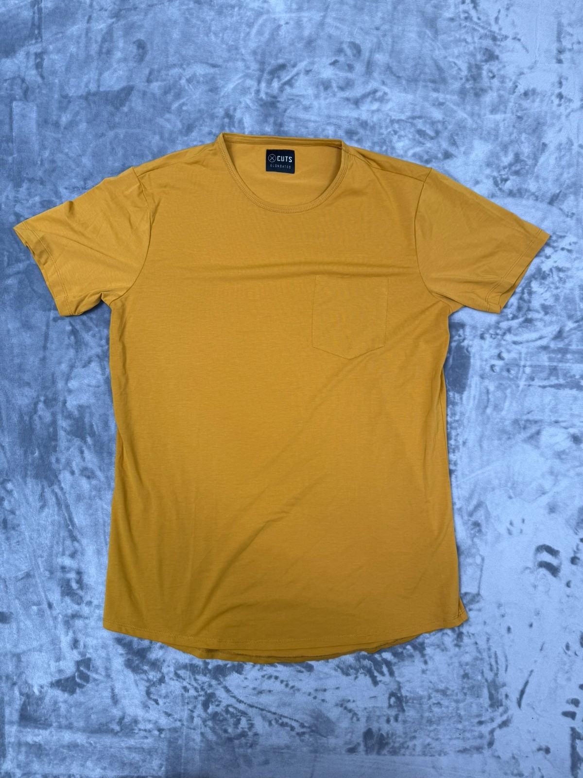 CUTS Clothing Men’s Elongated Crew Neck T-Shirt With Pocket NWOT