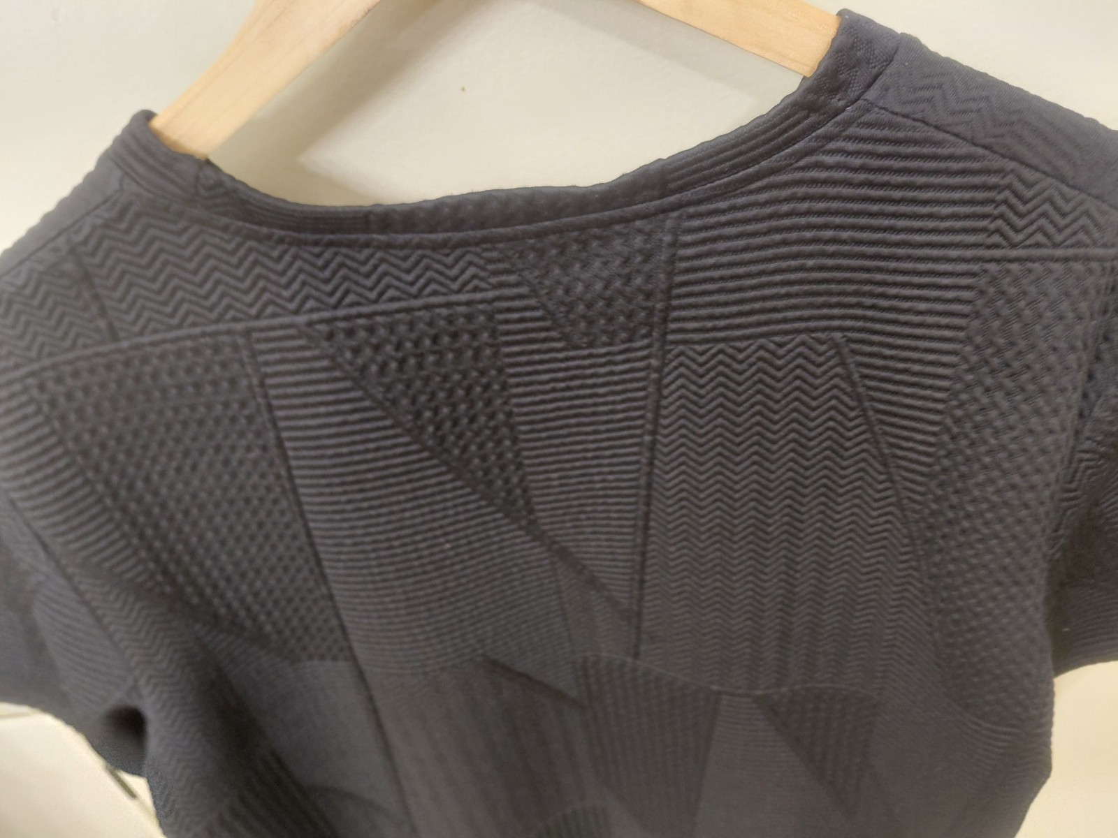 Designer Style Mens M T-shirt With 3D Texture Geometric Pattern! Black.