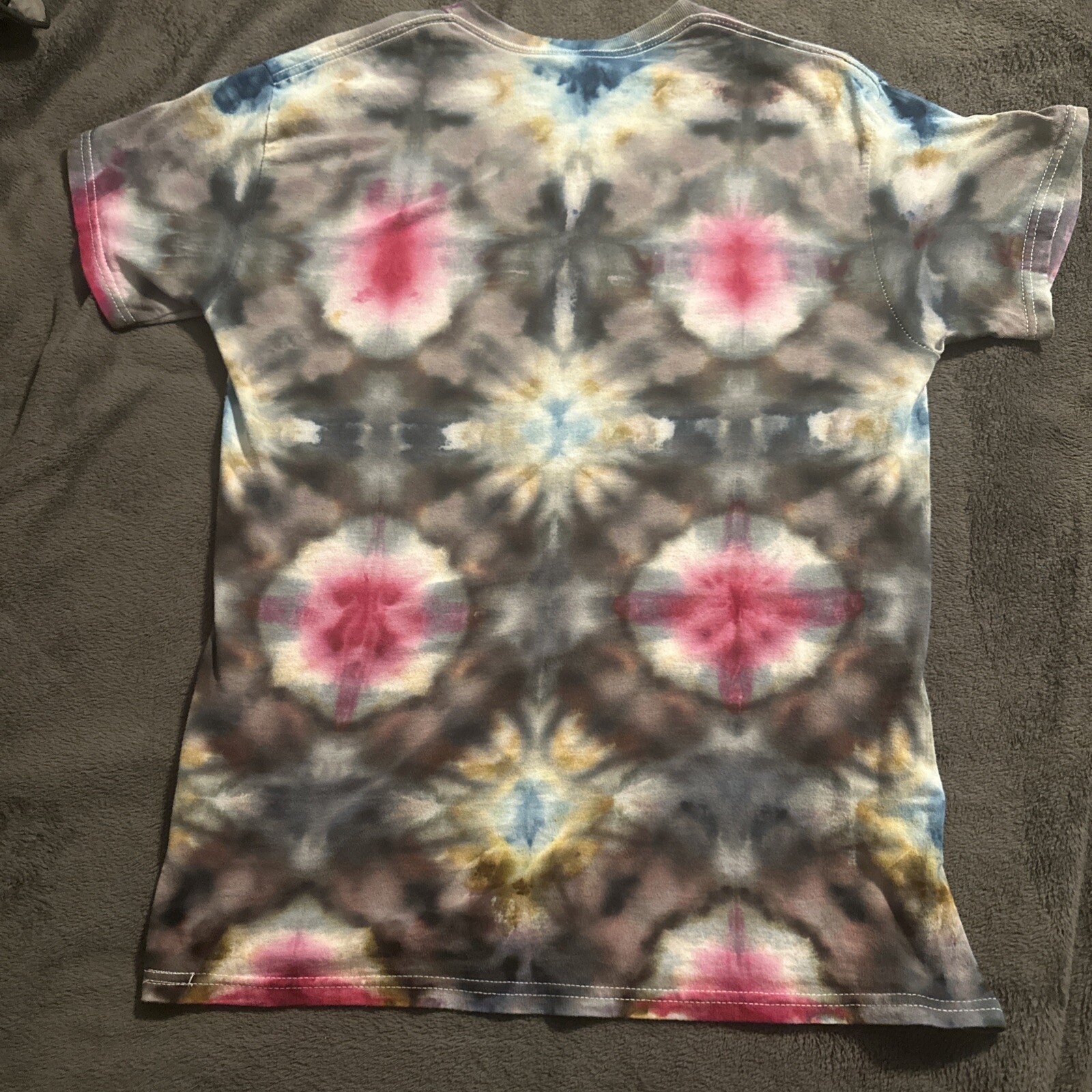 GILDAN TIE DYE Medium SHORT SLEEVE GRAY PINK BLUE RED Swirl OF MANY COLORS