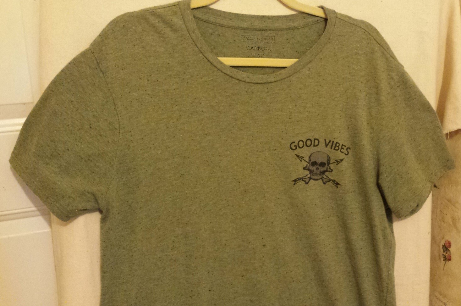 Carbon Good Vibes Skull T-Shirt Mens Sz LG Crew Neck SS Longer Length Round Hem