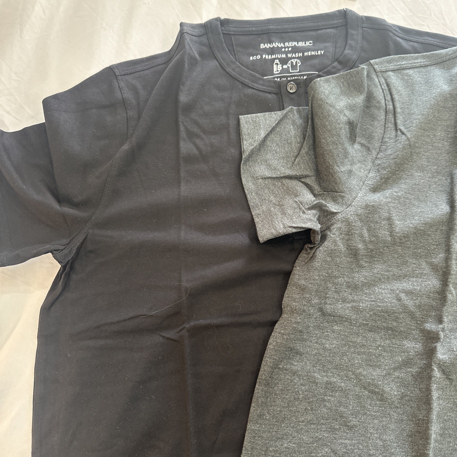 (2) Banana Republic Men Sz M Prem. Wash Henley Short Sleeve Black & Grey T-Shirt