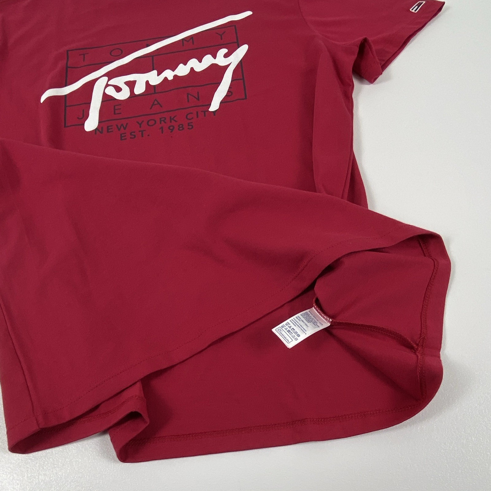 Tommy Hilfiger Men’s Crew Neck Short Sleeve Logo Graphic T-Shirt Red M