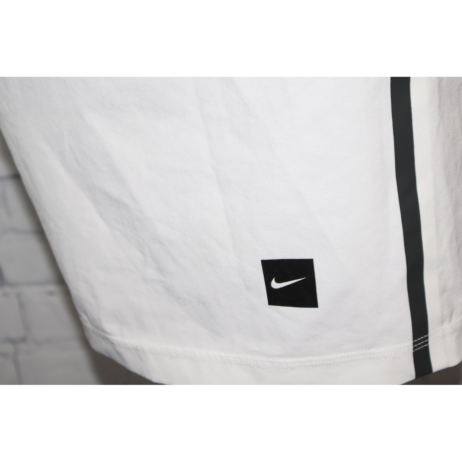 Nike T-Shirt Mens XL White Graphic Dri-Fit Polyester Spandex Performance Tee **