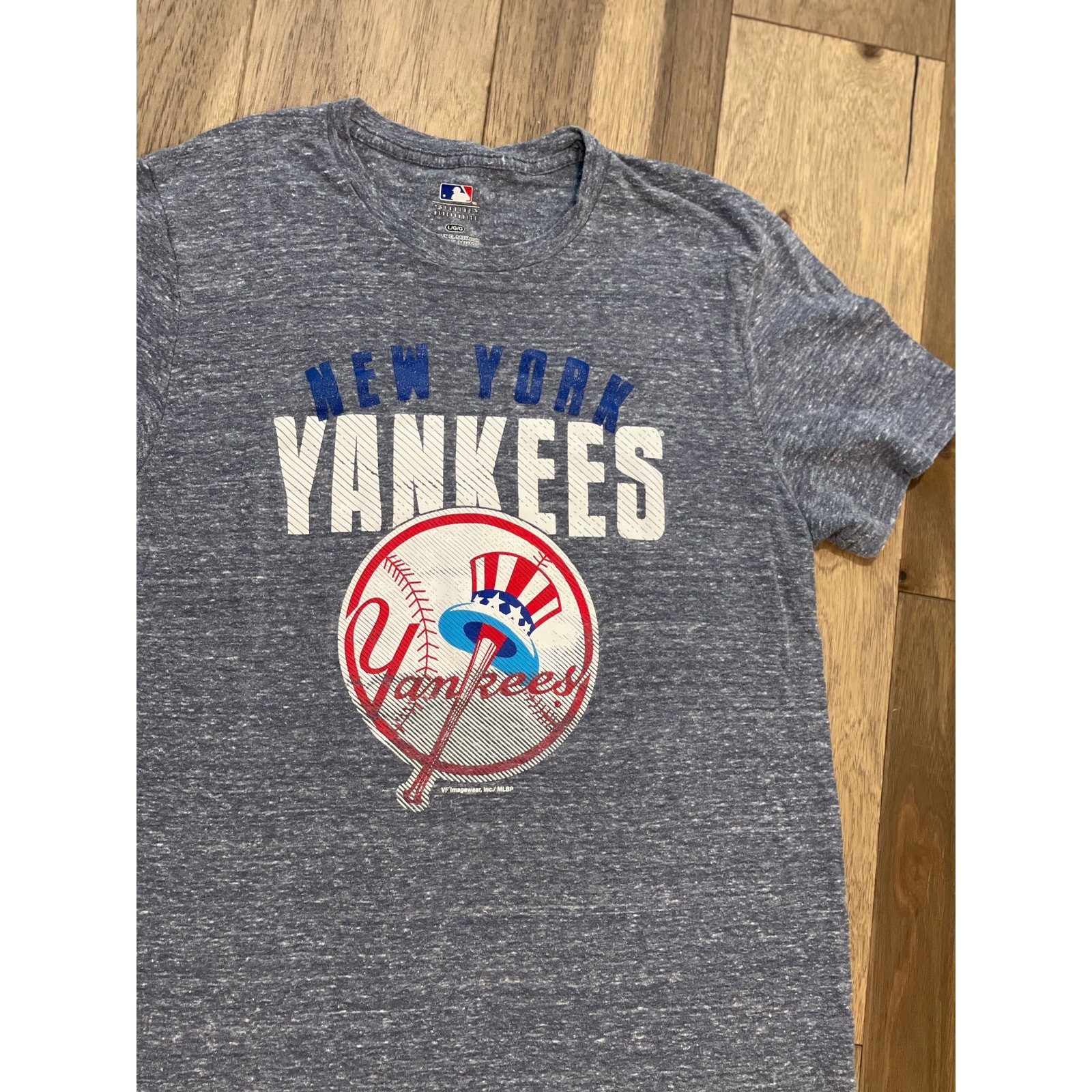 New York Yankees Official MLB Shirt – Size L