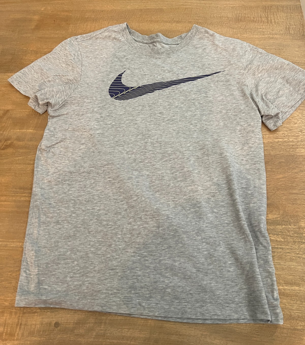 Nike DRI-FIT Swoosh Graphic T-Shirt Mens Heather Grey – Size : Small