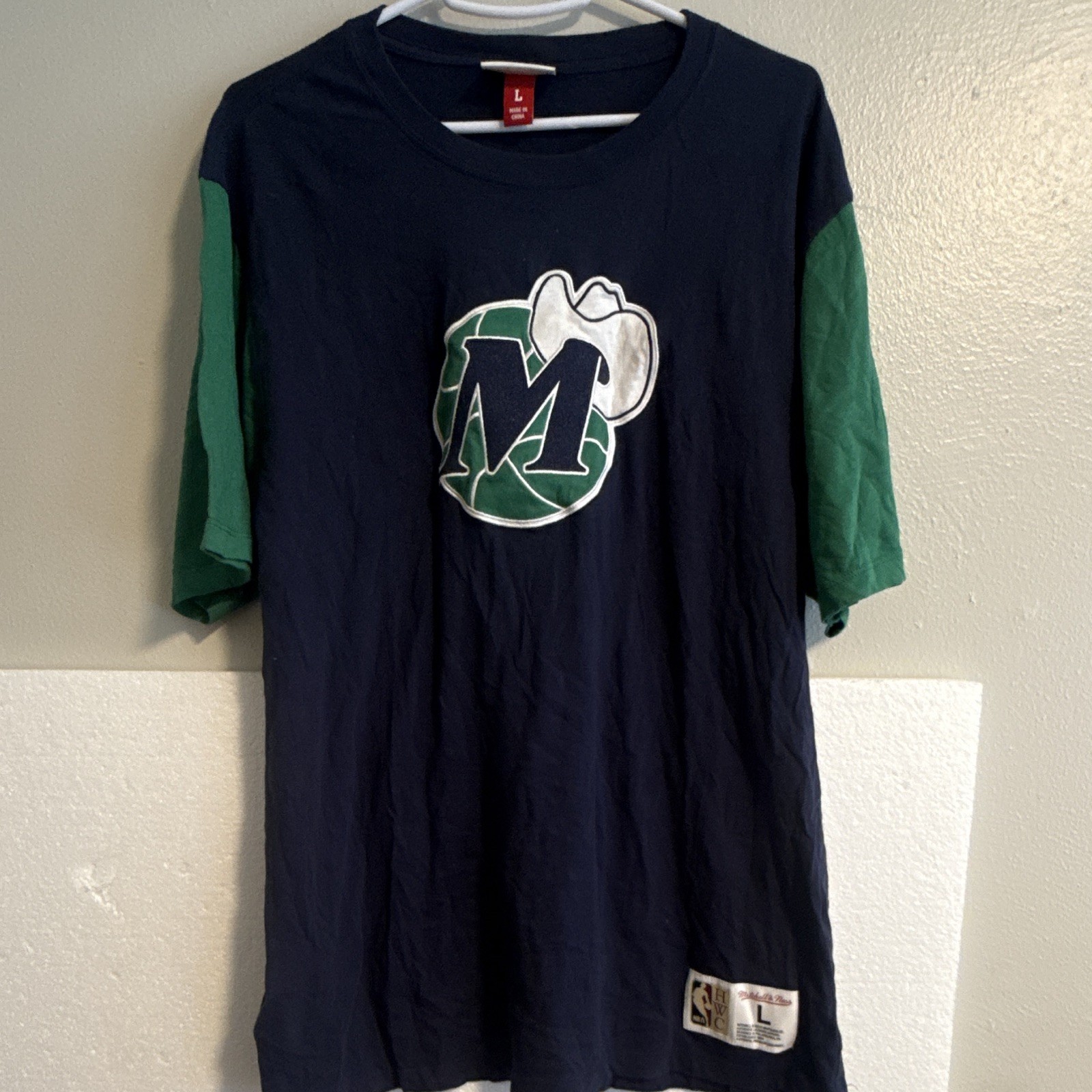 Mitchell & Ness Men’s NBA Navy/Green Colorblock Logo Crew Neck T-Shirt L