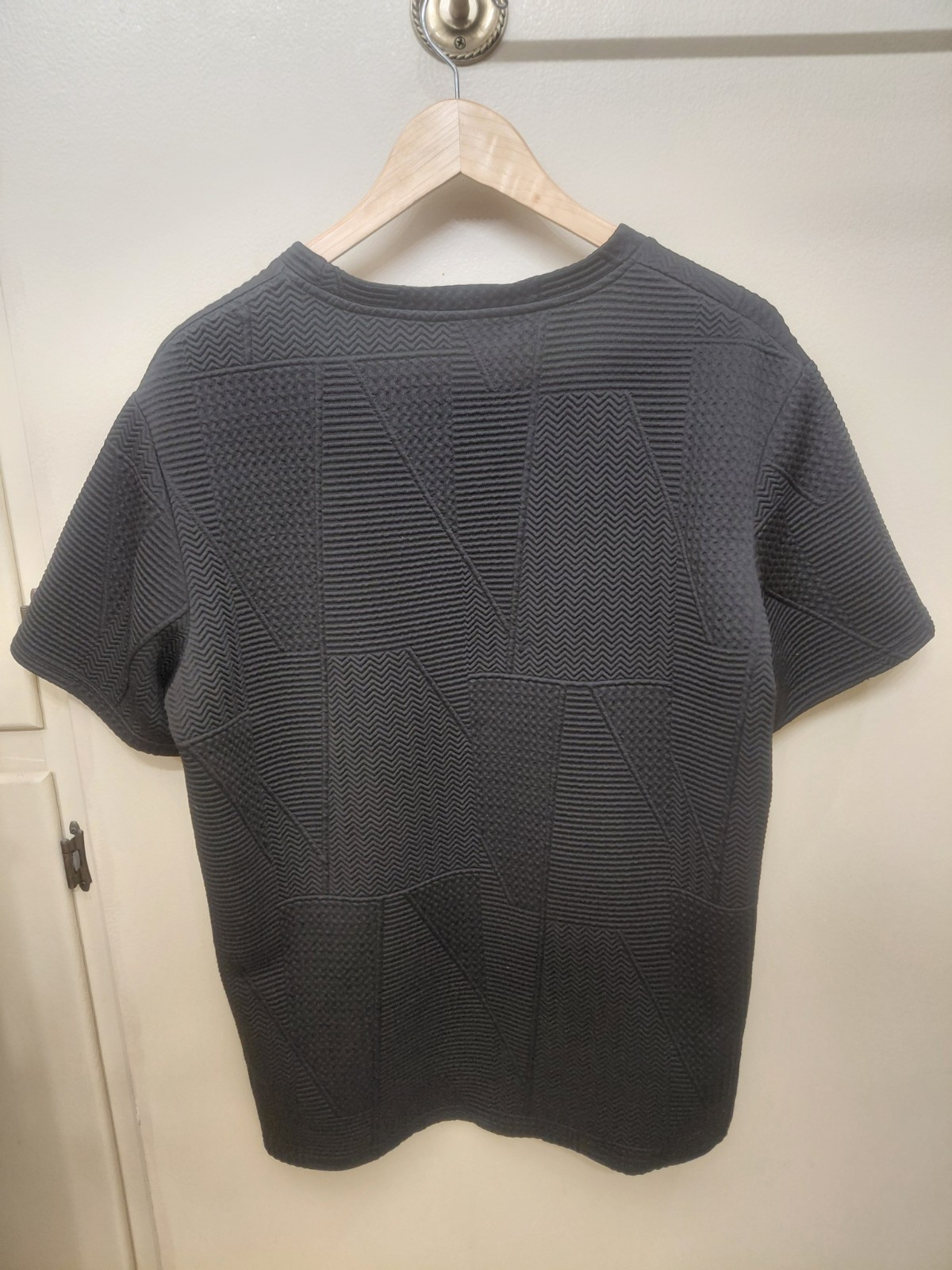 Designer Style Mens M T-shirt With 3D Texture Geometric Pattern! Black.