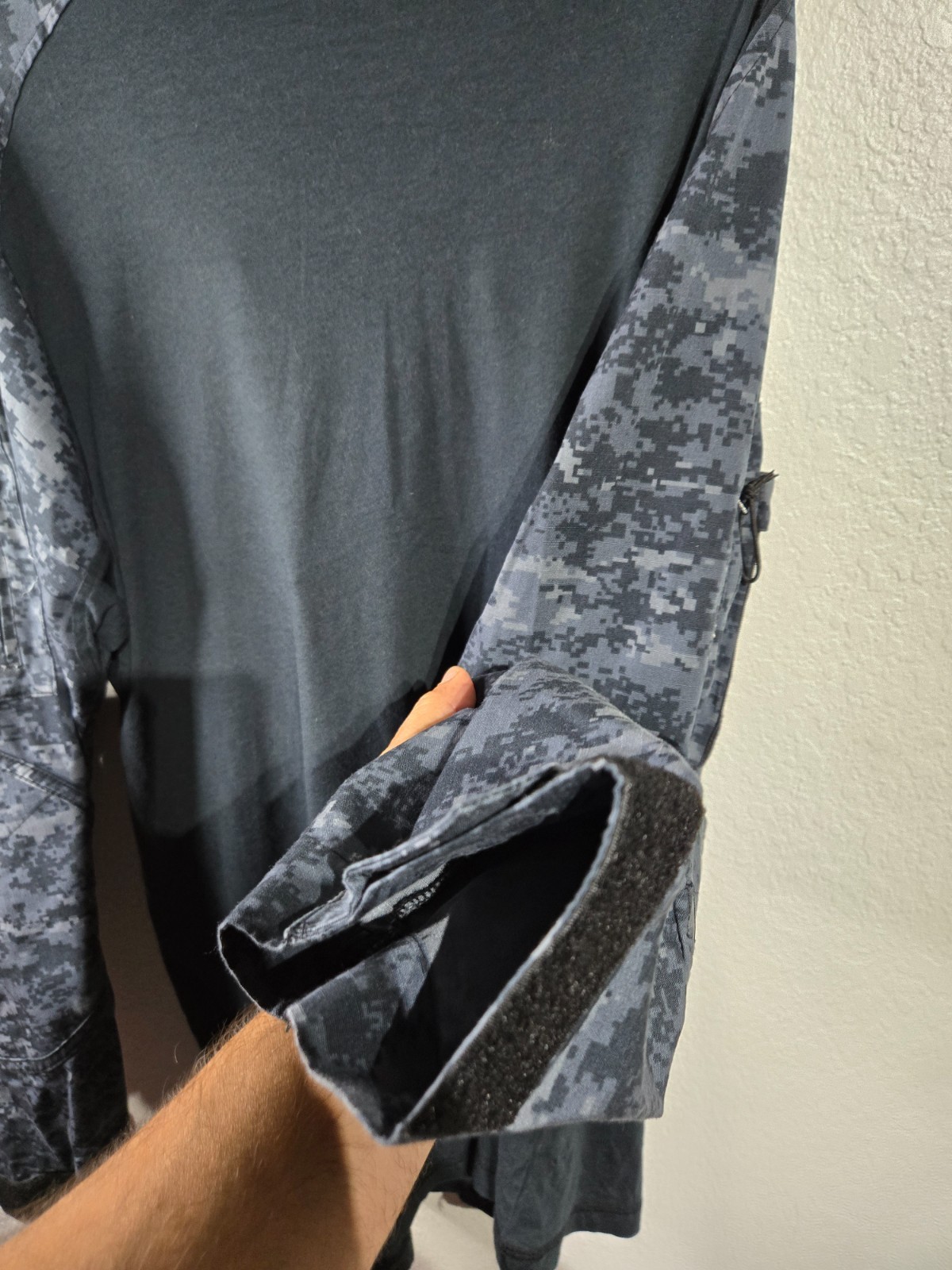 RothCo Long Sleeve Camo Shirt Size XL Black Grey Camouflage Design Acrylic Army