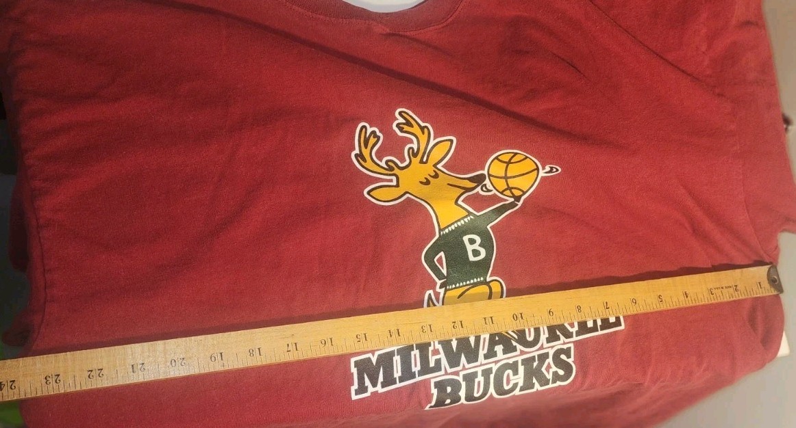 Vintage Milwaukee Bucks red and green basketball tee Size XXL no Tag