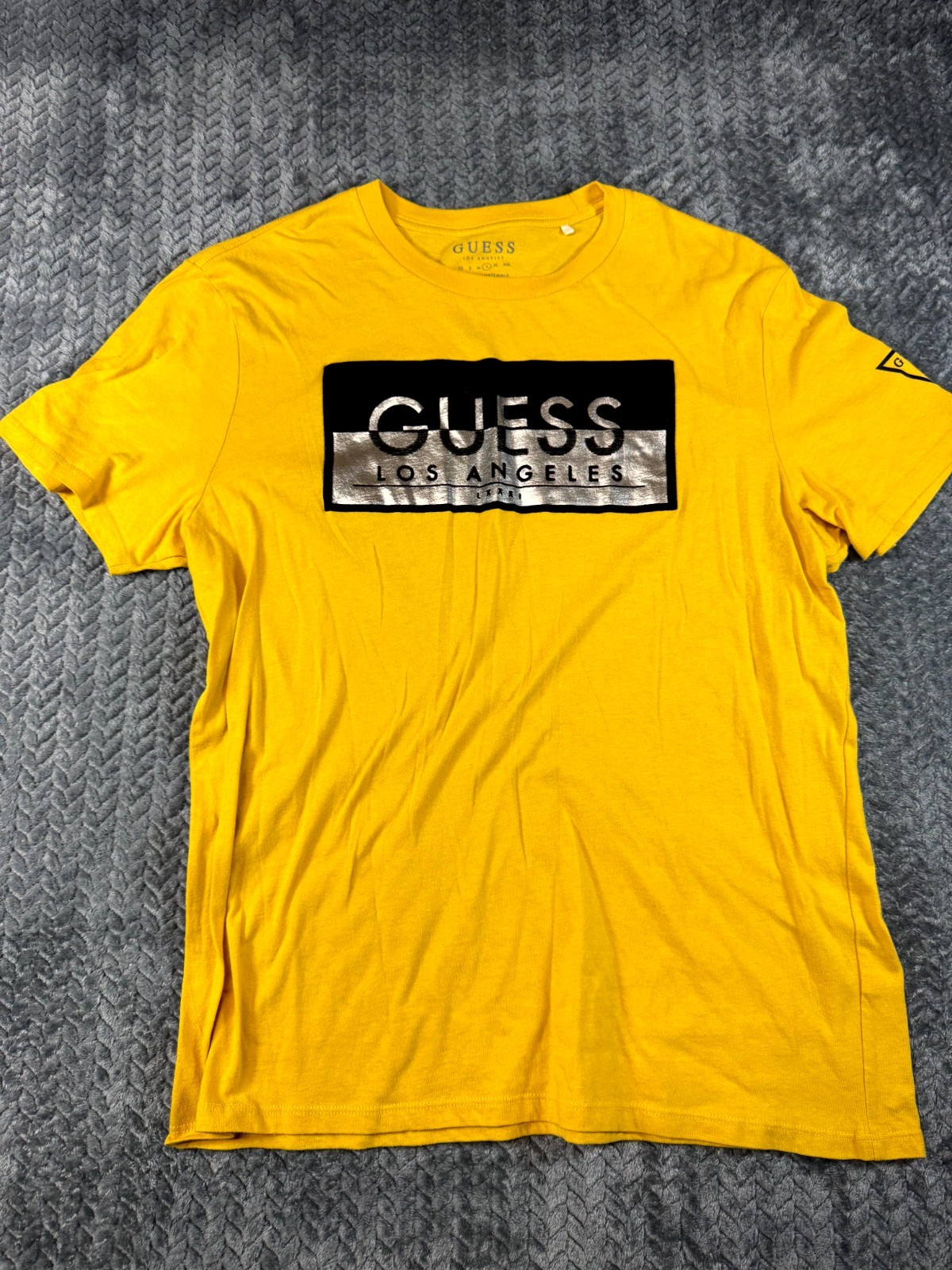 GUESS Los Angeles T-Shirt Mens Large Amber Yellow Graphic Print Knit Cotton Logo