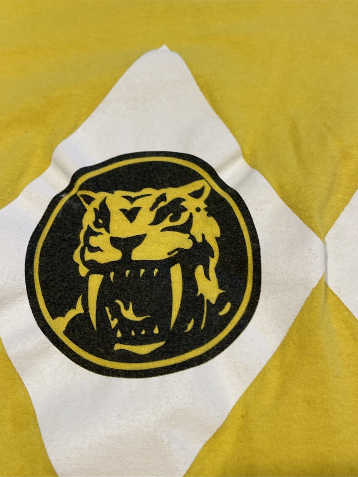 Mighty Morphin Power Rangers Yellow Ranger 2014 T-Shirt Size Small *See Pics*