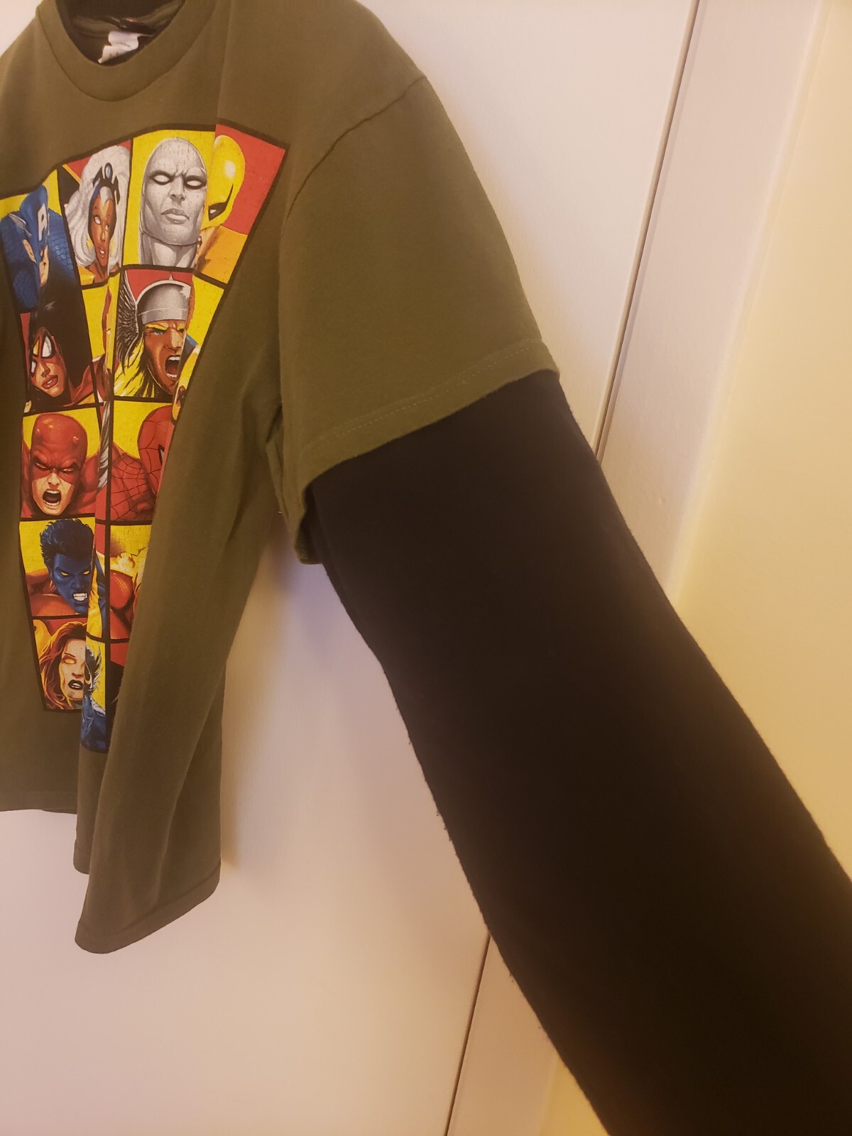 Mad Engine Marvel Comics Men’s Olive Black Multi Avenger Shirt Size XL