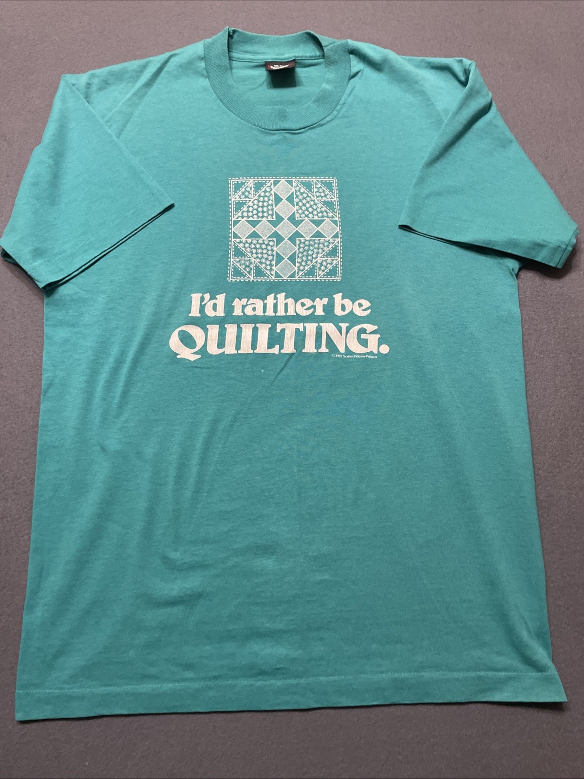 Single Stitch Screen Stars Tag ‘I’d Rather Be Quilting.’ Teal Crewneck Size LG