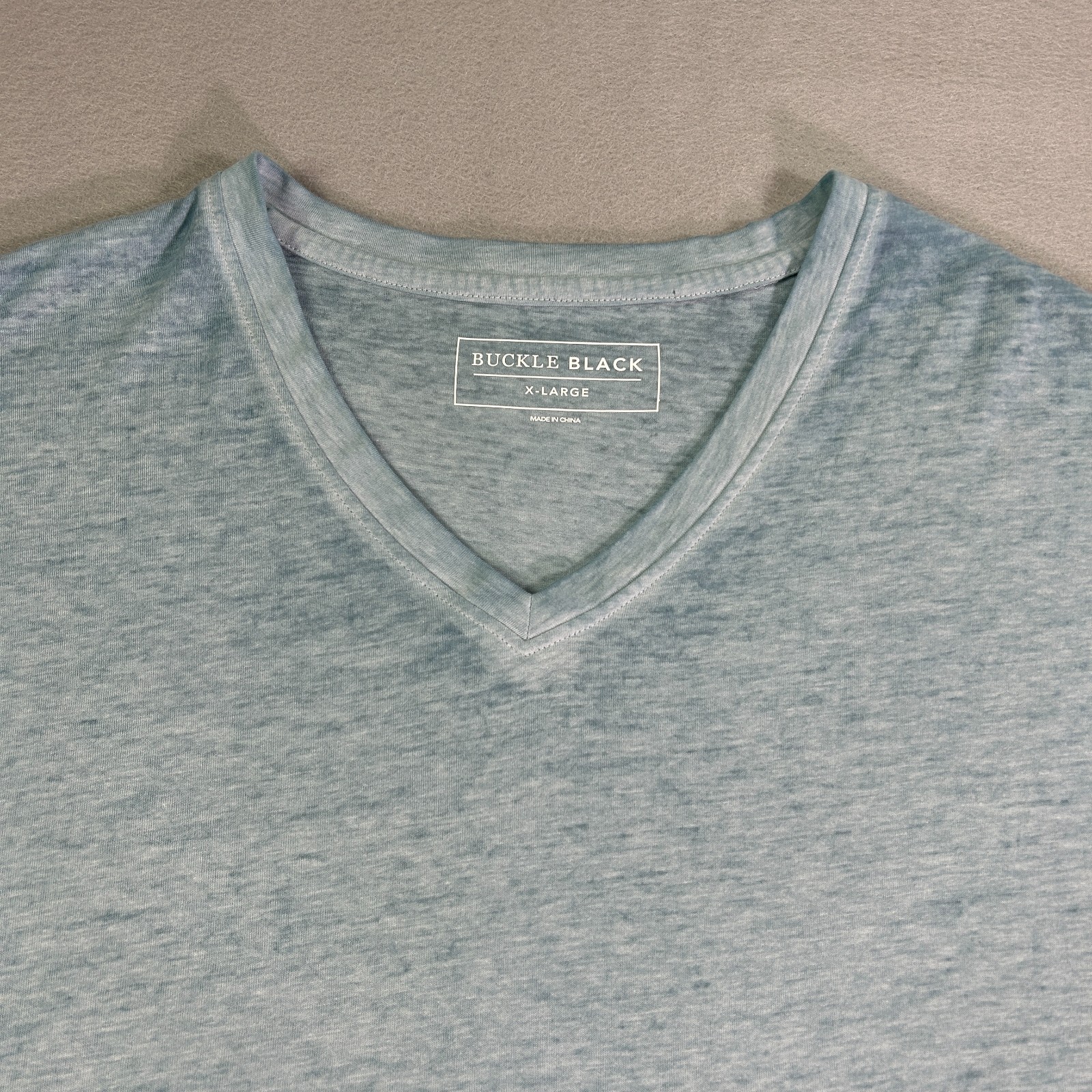 Buckle Black Men’s T-shirt XL (Large Fit) Blue Burnout Short Sleeve V-neck Light