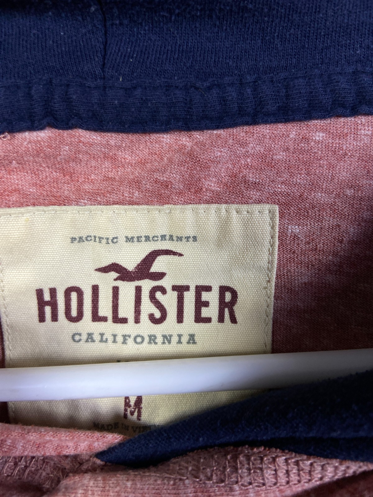 Hollister California Men’s Red Hooded Tshirt Medium Surf Beach Lightweight EUC!
