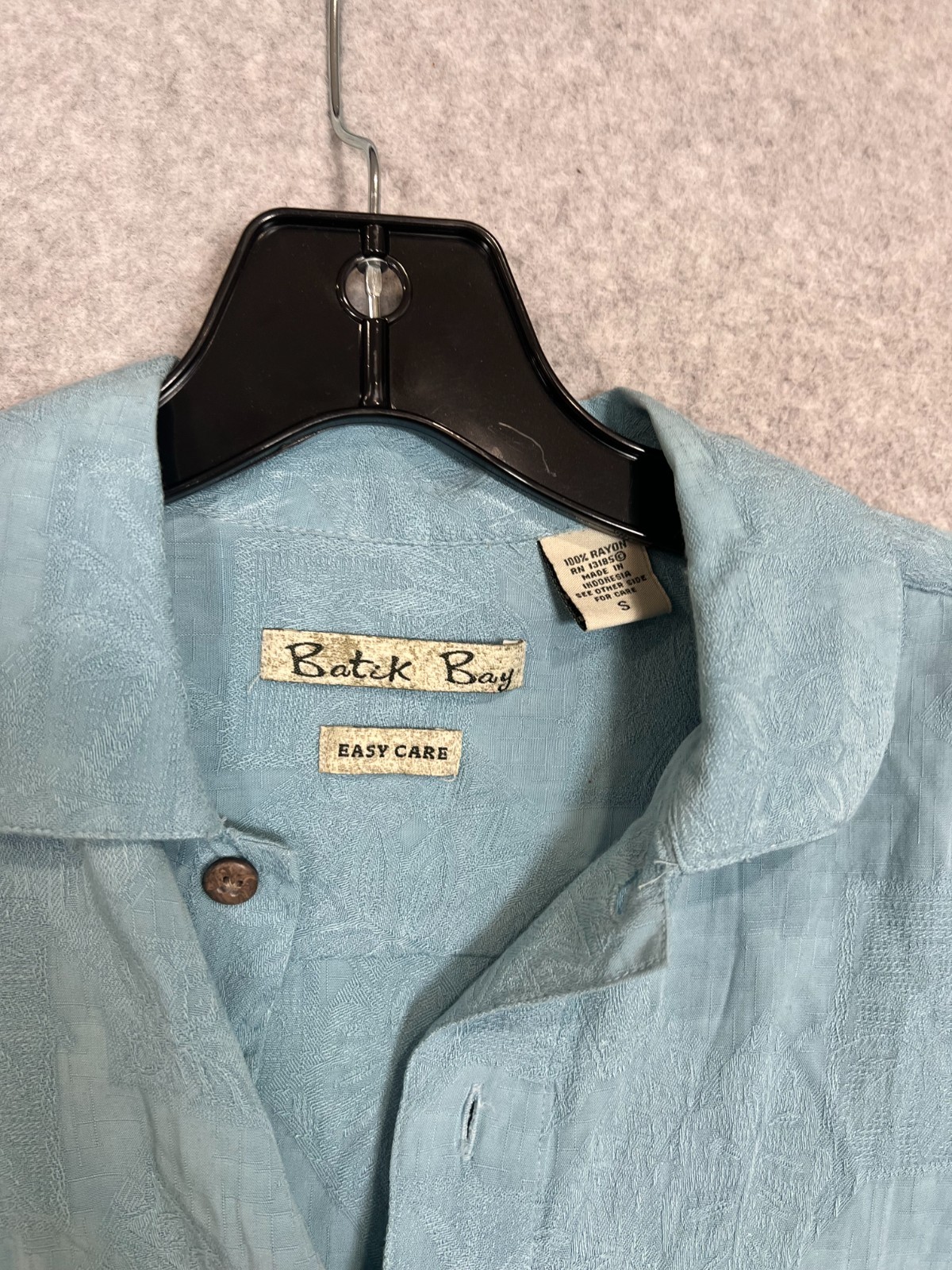 Men’s Batik Bay Easy Care Blue Short Sleeve Button Down Shirt Size Small
