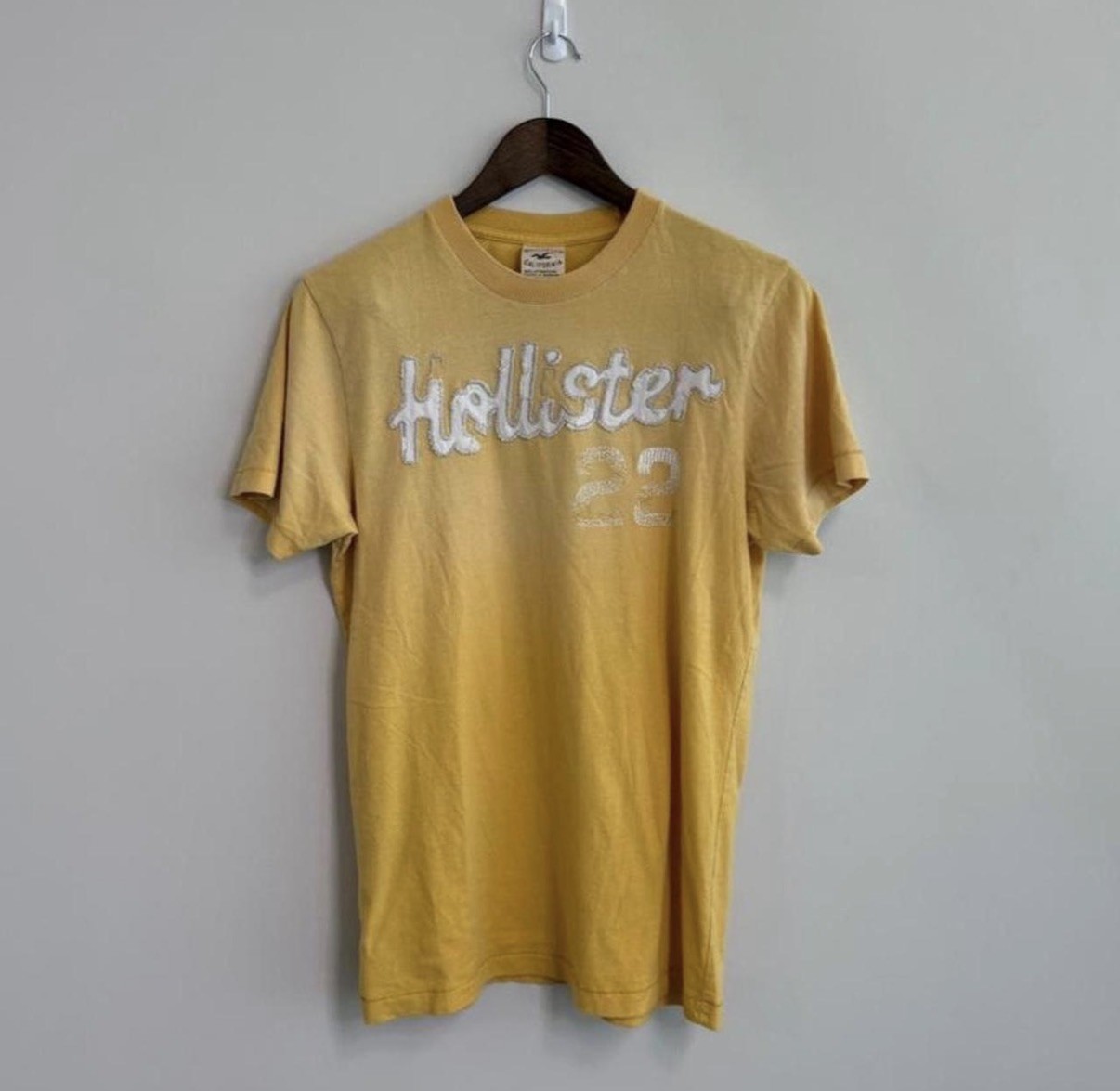 Vintage Y2K Hollister California Men’s Embroidered Faded Yellow Tee Size M