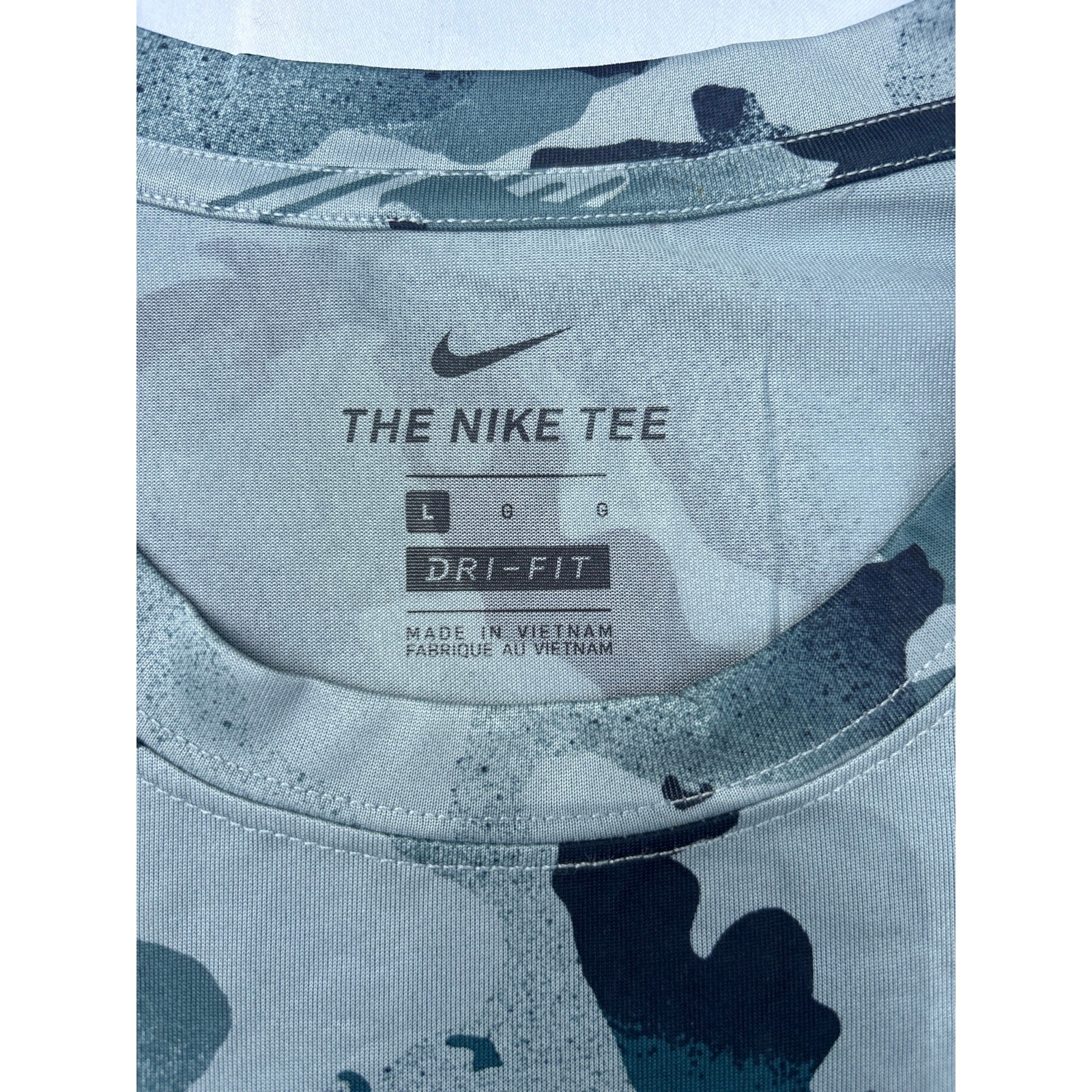 NWT Men’s Dri Fit Nike Camo T shirt. Size Large. Ships fast!!