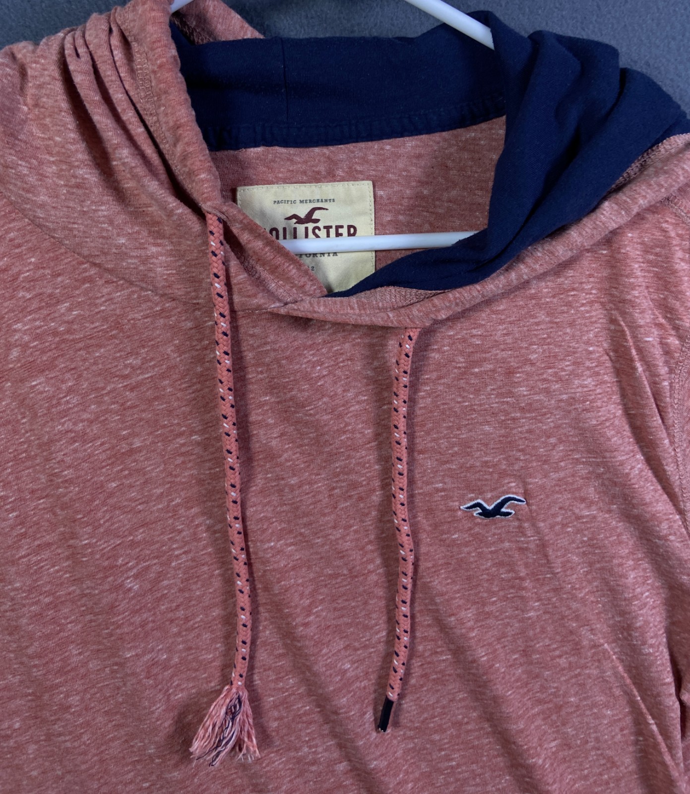 Hollister California Men’s Red Hooded Tshirt Medium Surf Beach Lightweight EUC!