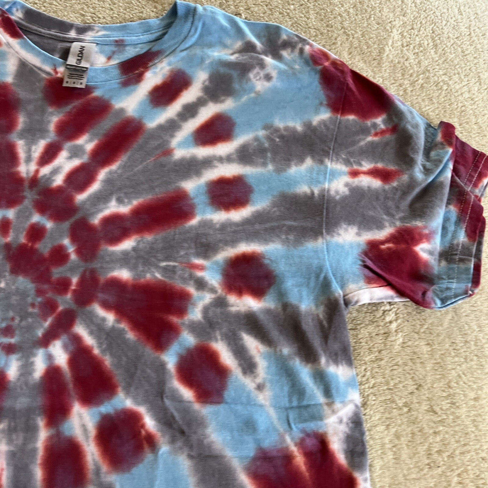 NEW Gildan Mens Red Gray Blue Spiral Tie Dye Short Sleeve Shirt MEDIUM