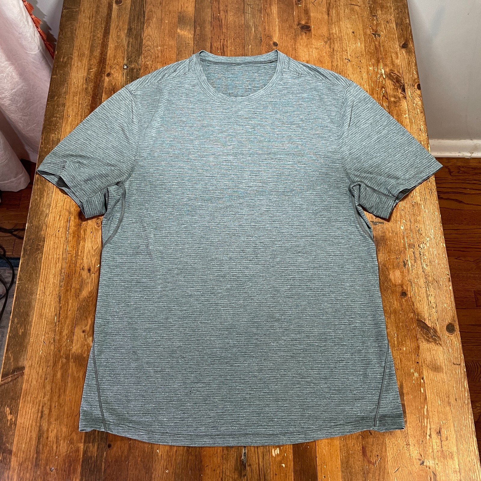 Lululemon Shirt Mens Medium Gray Tee Casual Workout Gym Athleisure Stretch