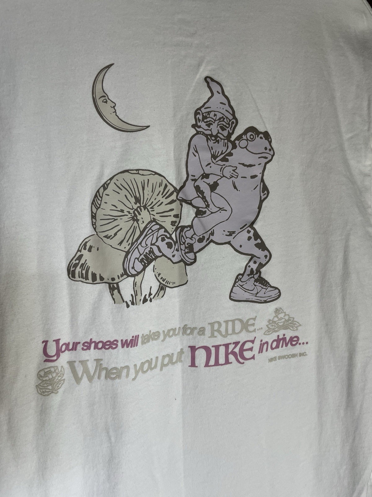 Nike Swoosh Inc Gnome Frog Graphic T Shirt White Men’s Medium DX1067-100