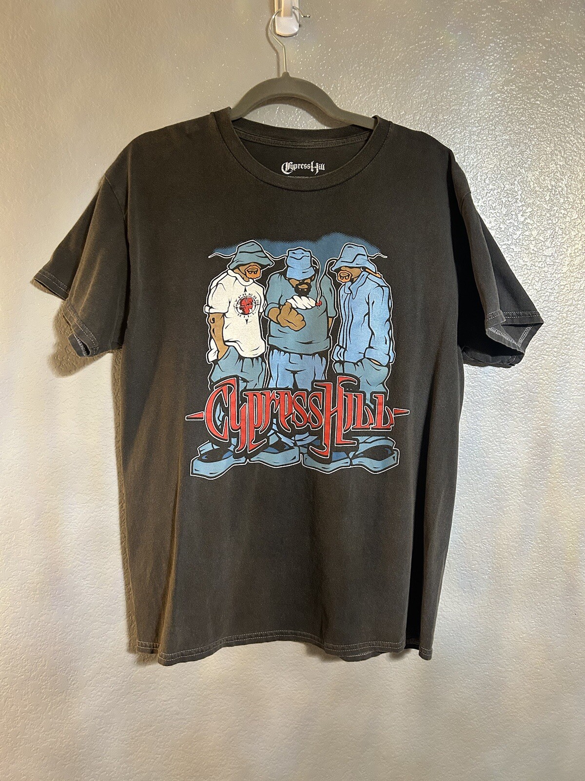 Men’s gray blue red graphic T-shirt size medium